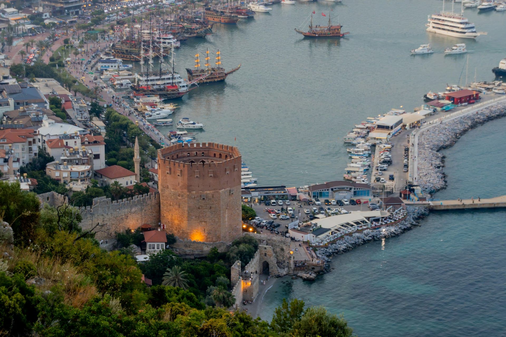 Alanya liman ve kale manzarası